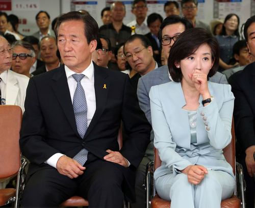 ▲새누리당 정몽준 서울시장 후보가 4일 저녁 방송 3사 출구조사 결과를 시청하던 중 굳은 표정을 짓고 있다. 오른편에 앉은 나경원 공동선대위원장은 화면을 지켜보며 말아쥔 손을 입에 갖다댔다. ⓒ연합뉴스