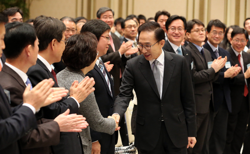 ▲ 2012년 2월 14일 오전 청와대에서 열린 해외자원개발 성과 보고대회에서 이명박 대통령이 참석자들과 악수하고 있다. ⓒ연합뉴스 