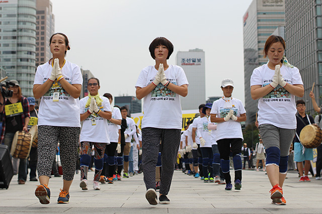 ▲2일 세월호 특별법 제정을 요구하며 광화문광장에서 청와대 방향으로 삼보일배 행진을 하는 세월호 유가족들. ⓒ프레시안(서어리) 