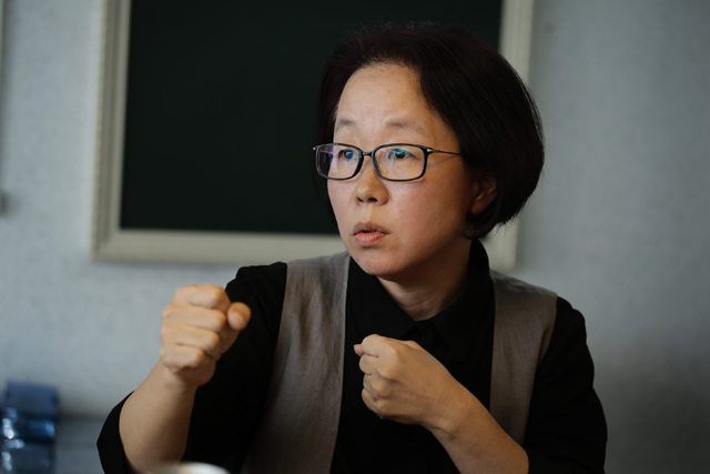 ▲ 홍형숙 감독은 "한국 다큐멘터리 감독의 숙명적인 주제 중 하나가 '분단 문제'"라며 "현재를 살아가는 우리 주변에 분단은 늘 살아 있는 것"이라고 말했다. 사사건건 '레드 콤플렉스'가 작동되는 이유 또한 '분단 국가'라는 현실 때문이다. ⓒ프레시안(최형락)