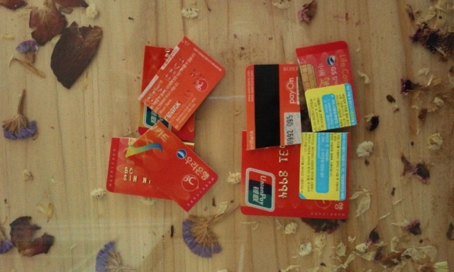 ▲ 지난해 5월, 신용카드를 모두 자르고 현금만 사용하기 시작했다. 충동적이지 않고 현실에 맞게 소비하기 위해서는 신용카드가 아닌 현금 사용이 훨씬 도움이 된다. ⓒ심미경 