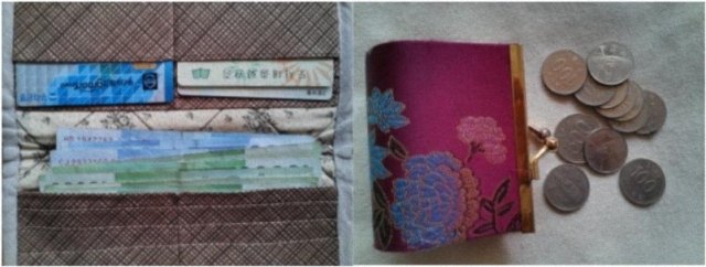 ▲ 친구가 만들어준 천 지갑에는 신분증과 도서관 대출회원증, 비상용 체크카드 한 장과 현금뿐이다(왼쪽). 아들이 오래전에 산 동전 지갑을 받아쓰고 있다. 현금을 쓸 때 동전 지갑은 필수(오른쪽). ⓒ심미경  