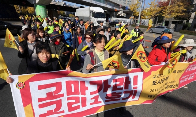 ▲ 전국에서 핵발전소를 반대하는 1000여 명의 시민들은 지난 15일 부산에서 고리원전 1호기 폐쇄 촉구 집회를 열었다. ⓒ연합뉴스 