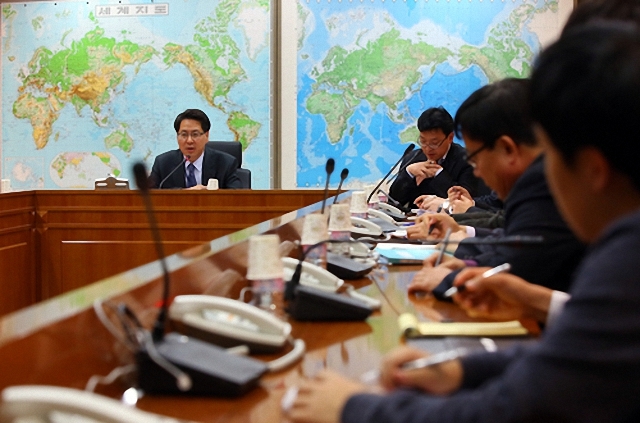 ▲ '501오룡호'가 러시아 서베링해에서 침몰한 1일 오후 서울 외교부에서 열린 '구조 및 사후수습을 위한 정부 합동 대책회의'에서 이명렬 외교부 재외동포영사국장이 모두발언하고 있다. ⓒ연합뉴스