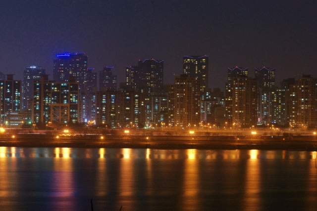 ▲ 현실은 불편한 도시 공간의 구축물이 경쟁하는 환경이다. 너무 많은 엘이디 조명으로 도시 곳곳이 번쩍이고, 가로마다 기괴한 장식의 난간과 가로등이 어지럽다. 삶은 사라지고 과시 욕망만이 발견된다. ⓒ전재원 