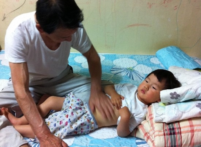 ▲ 할아버지 손은 약손. 어른들의 돌봄을 받고 자라는 아이. ⓒ민들레 