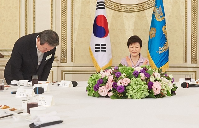 ▲지난 26일 청와대에서 열린 오찬에서 새누리당 김무성 대표와 박근혜 대통령 ⓒ청와대