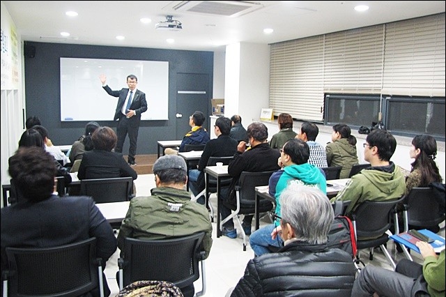 ▲ 이날 강연에는 시민 40여명이 참석했다(2015.11.5). ⓒ평화뉴스(김영화)