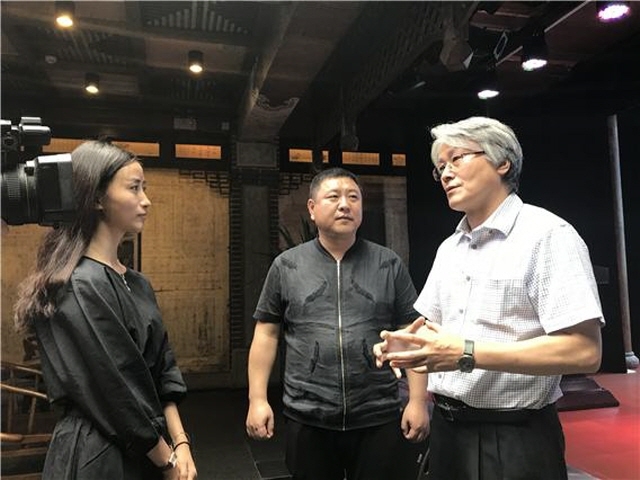 ▲쓰촨성 관광특구 도강언시와 남이섬의 관광교류 협약식 후 전명준 남이섬 사장이 현지 방송사와 인터뷰를 하고 있다. ⓒ프레시안