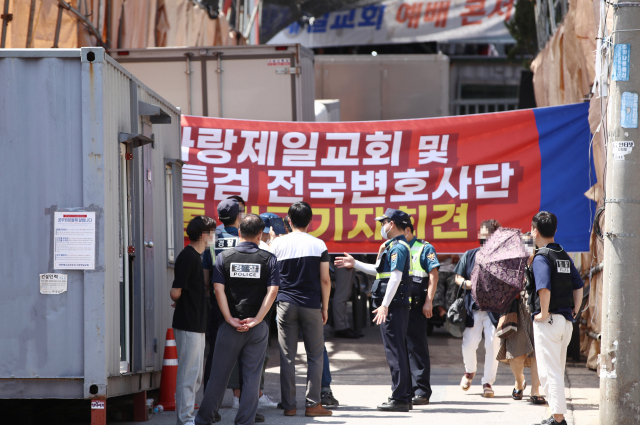 '경찰 매달고 주행'