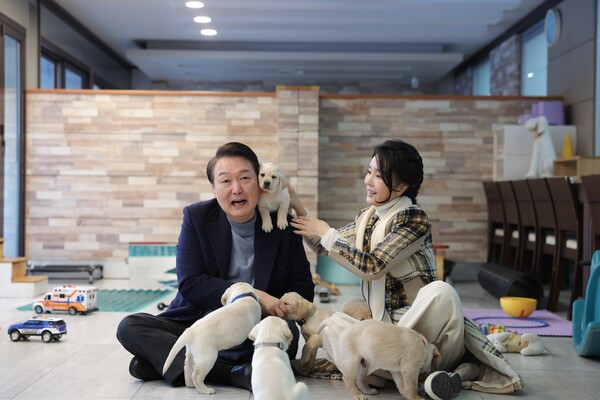 “김건희가 면박주는데 윤석열은 강아지 안고 웃기만…사랑 이상의 감정”